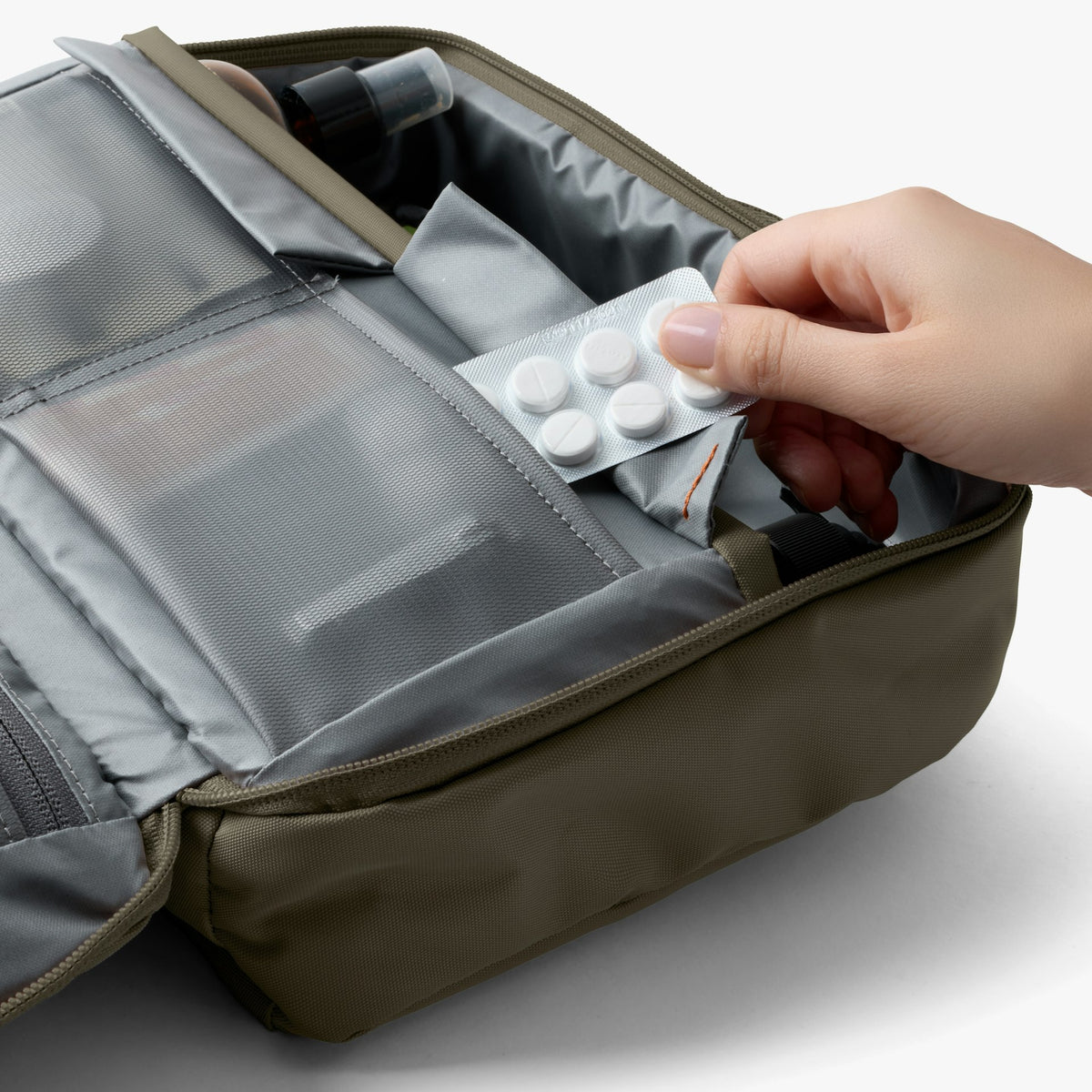 Hanging Toiletry Kit Plus - US 0851