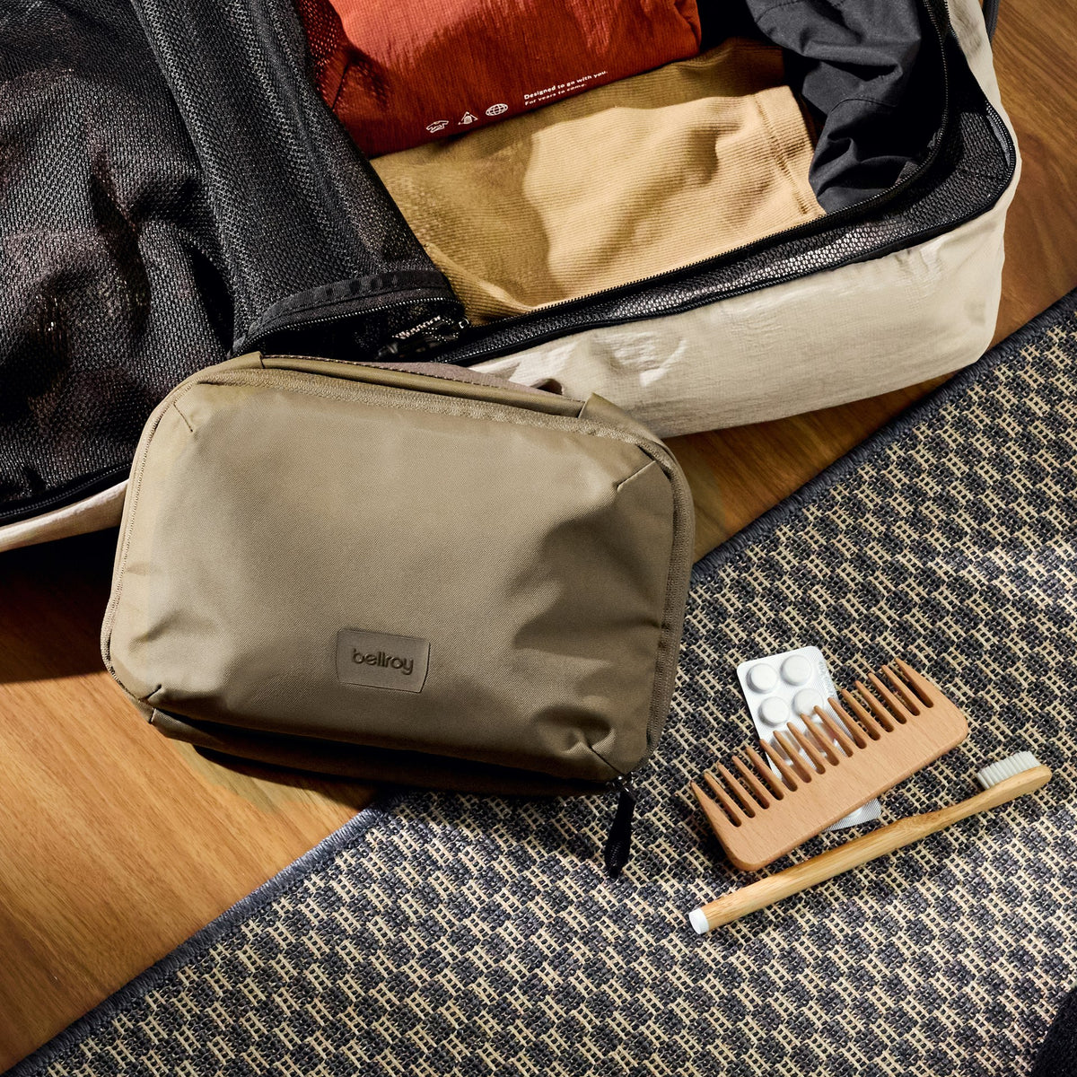 Hanging Toiletry Kit - US 3923